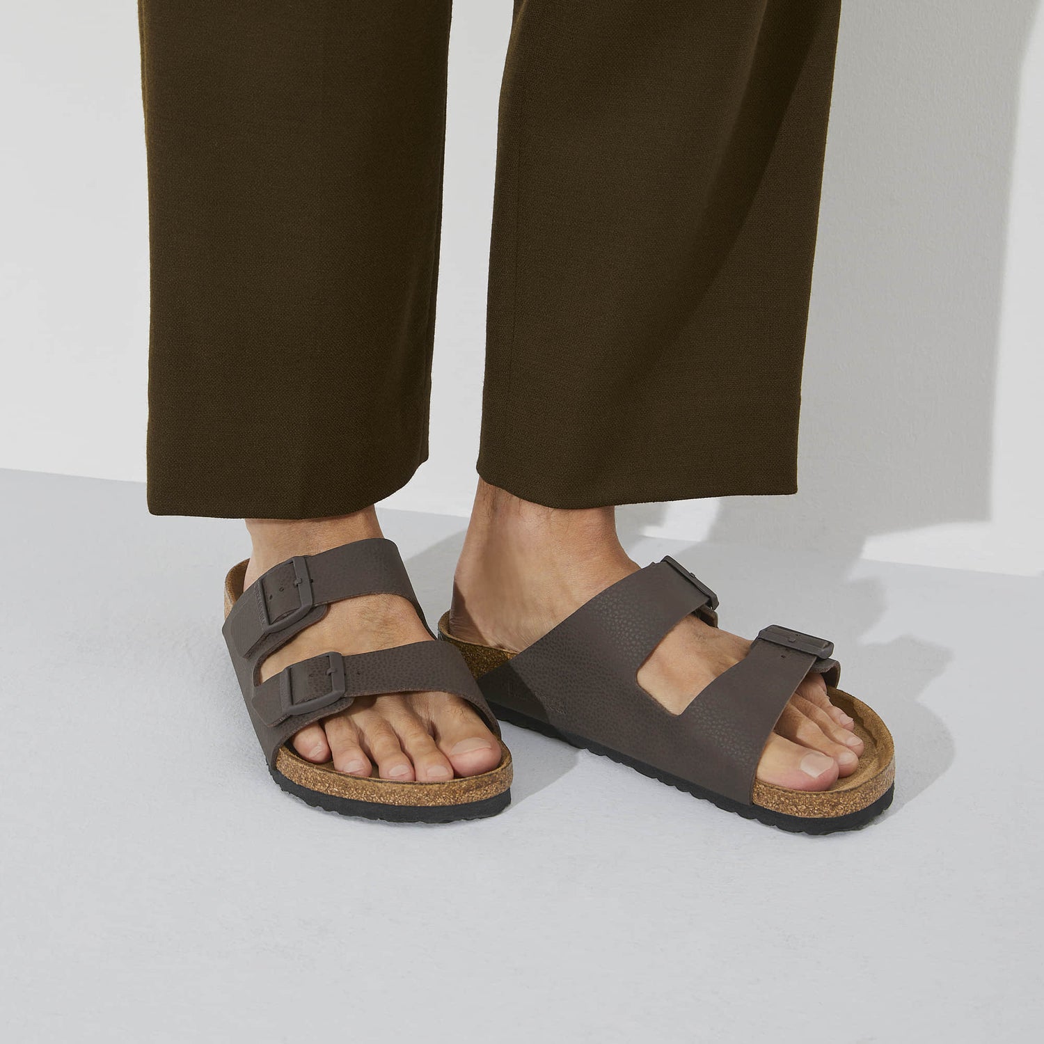 Birkenstock Arizona Soft Footbed brown Birko-Flor Closeup Look